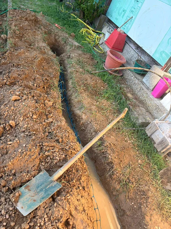 Tranchée avec grillage avertisseur bleu sur canalisation neuve